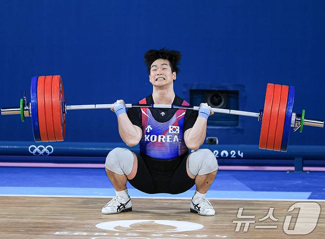 대한민국 역도 국가대표팀 유동주 선수가 9일 오후(한국시간) 프랑스 파리 사우스 파리 아레나 6에서 진행된 2024 파리올림픽 역도 남자 89kg급 경기 용상 217kg 3차시기에 도전하고 있다. 2024.8.9/뉴스1 ⓒ News1 박정호 기자