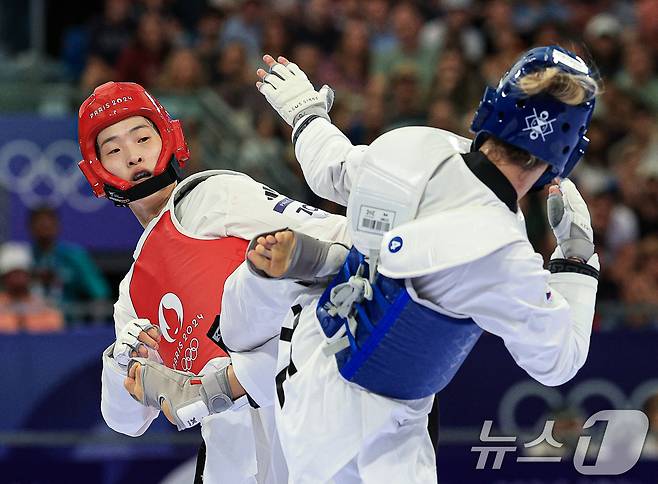 대한민국 태권도 국가대표팀 이다빈 선수가 10일 오후(한국시간) 프랑스 파리 그랑 팔레에서 진행된 2024 파리올림픽 태권도 여자 +67kg급 16강 경기에서 체코의 페트라 스톨보바 선수와 자웅을 겨루고 있다. 2024.8.10/뉴스1 ⓒ News1 박정호 기자