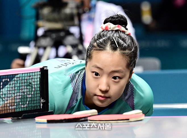 대한민국 탁구 국가대표 신유빈이 10일(한국 시간) 프랑스 파리 사우스 파리 아레나4에서 열린 2024 파리올림픽 탁구 여자 단체 동메달 결정전에서 독일의 산샤오나와 완위안 조를 상대를 상대하기 전 상대 선수의 라켓을 유심히 살펴보고 있다. 2024. 8. 10.  파리 | 박진업 기자 upandup@sportsseoul.com