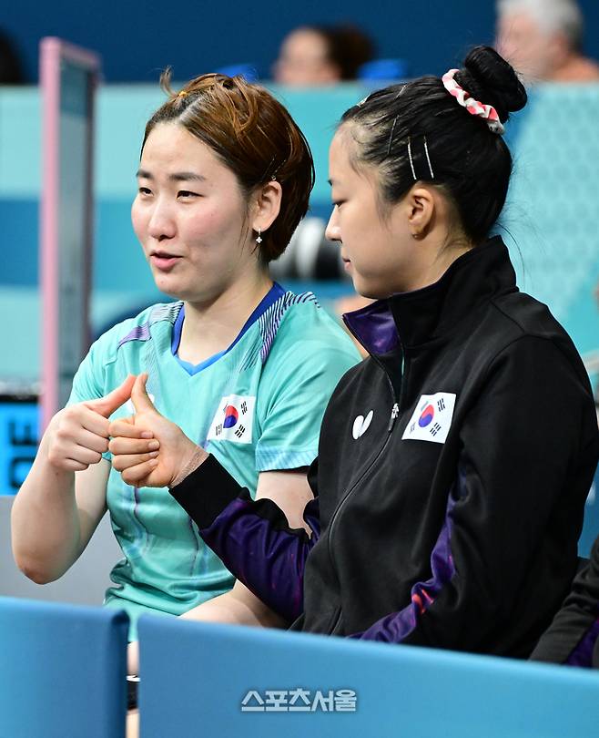 대한민국 탁구 대표팀의 이은혜(왼쪽)가 6일 프랑스 파리 사우스 파리스 아레나4에서 열린 2024 프랑스올림픽 탁구 여자 단체 8강전 2게임에서 스웨덴의 린다 버그스트롬을 상대로 승리한 뒤 신유빈과 엄지를 맞대고 있다. 2024. 8. 6. 파리 | 박진업 기자 upandup@sportsseoul.com