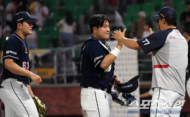 고생한 김택연과 김기연을 반기는 이승엽 감독