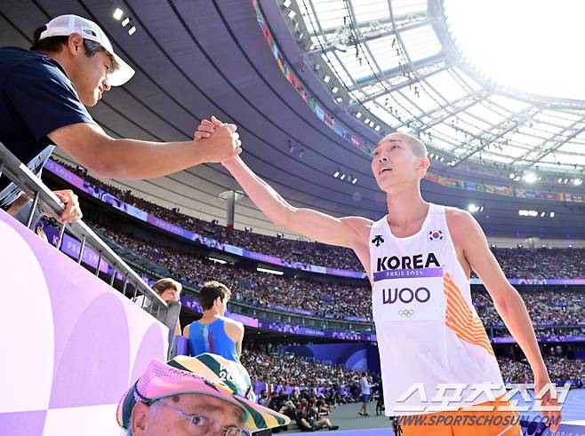 7일(한국시각) 프랑스 파리 스타드 드 프랑스에서 2024 파리올림픽 육상 남자 높이뛰기 예선이 열렸다. 우상혁이 2m27을 2차 시기에 통과하며 결선에 진출했다. 김도균 코치와 하이파이브하는 우상혁의 모습. 파리(프랑스)=정재근 기자 cjg@sportschosun.com/2024.8.7/