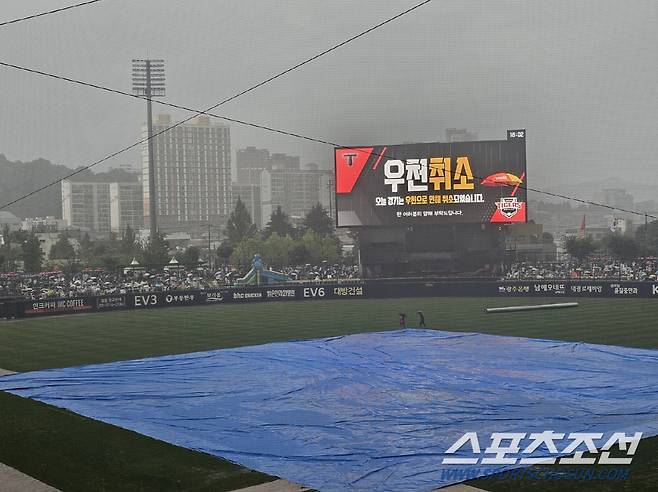 경기시작 시간인 6시를 조금 넘어 우천취소를 알리는 챔피언스필드 전광판. 광주=스포츠조선 정현석 기자 hschung@sportschosun.com