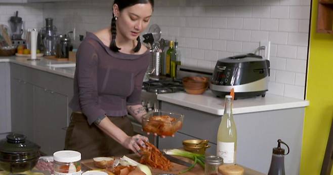 미셸 자우너가 밥을 짓고 김치 등으로 한국 요리 하는 모습을 보여준 미 CBS 프로그램의 한 장면. 그는 본지 인터뷰에서는 "배추김치, 총각김치, 오이소박이 만들 줄 안다"며 "동치미는 할 때마다 망한다"고 말했다. /CBS