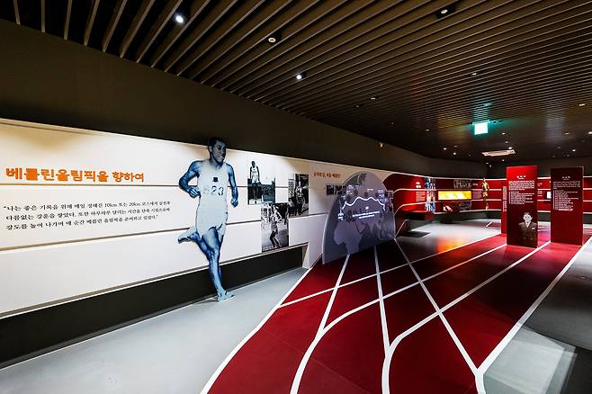 바닥을 트랙처럼 꾸민 '손기정기념관'. 베를린올림픽 마라톤 영웅 손기정 선수의 일생을 소개하고 있다. / 양수열 영상미디어 기자