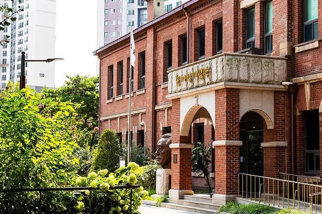 만리동 아파트 숲과 주택가 사이에 있는 '손기정기념관'. 주변엔 그의 이름을 딴 체육공원, 도서관 등이 모여있다. / 양수열 영상미디어 기자