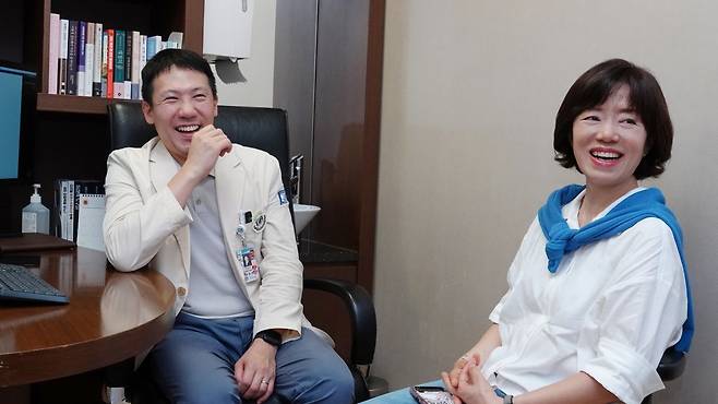 하정훈 서울성모병원 내분비내과 교수(왼쪽)는 갑상샘 기능 항진증을 치료하거나 예방하려면 무엇보다 스트레스를 관리할 것을 주문했다. 하 교수에게 진료받은 김혜정 씨는 희망퇴직 후 삶을 즐기면서 스트레스에서 벗어난 덕분에 병을 고칠 수 있었다고 말했다. 서울성모병원 제공