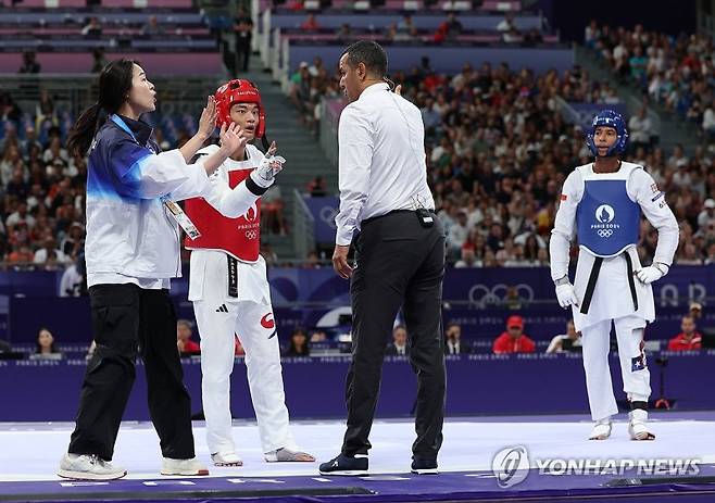 2024 파리올림픽 태권도 남자 80kg급 16강전에 출전한 한국 서건우가 칠레 호아킨 추르칠과의 2라운드에서 마지막 공격이 인정되지 않고 패배 판정을 받자 오혜리 코치와 함께 심판에 항의하고 있다./ 사진 = 뉴스1