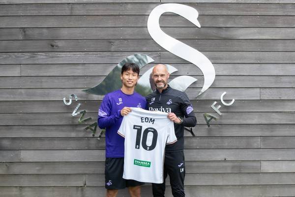 엄지성, 루크 윌리엄스 감독(왼쪽부터, 이상 스완지시티). 스완지시티 X(구 트위터) 캡처