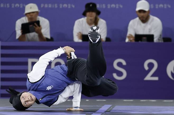 리투아니아의 니카가 9일(현지시각) 프랑스 파리 콩코르드 광장에서 열린 2024 파리올림픽 브레이킹 비걸 결승전에서 공연하고 있다. 파리/AFP 연합뉴스