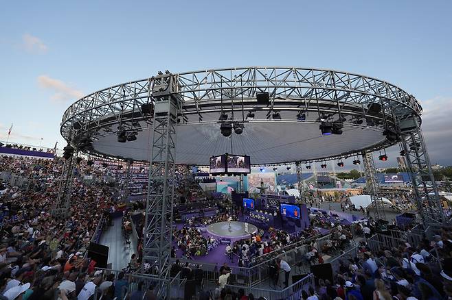 일본의 아미와 네덜란드의 인디아가 9일(현지시각) 프랑스 파리 콩코르드 광장에서 열린 2024 파리올림픽 브레이킹 비걸 준결승 경기를 치르고 있는 가운데 경기장에 관중이 가득 들어차 있다. 파리/AP 연합뉴스