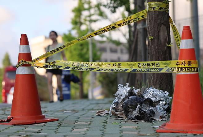 지난달 24일 오후 서울 서대문구 연세대학교 신촌캠퍼스 인근에 북한의 대남 쓰레기 풍선으로 추정되는 물체의 내용물이 떨어져 있다. 연합뉴스