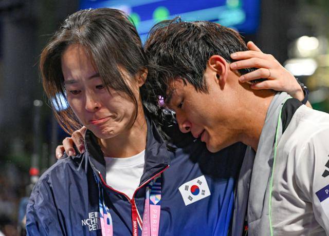 서건우가 9일(현지시간) 프랑스 파리 그랑팔레에서 열린 2024파리올림픽 태권도 남자 80㎏급 동메달 결정전에 출전해 덴마크 에디 흐르닉과의 경기를 패배 후 오혜리 코치에게 위로 받고 있다. 파리=서재훈 기자