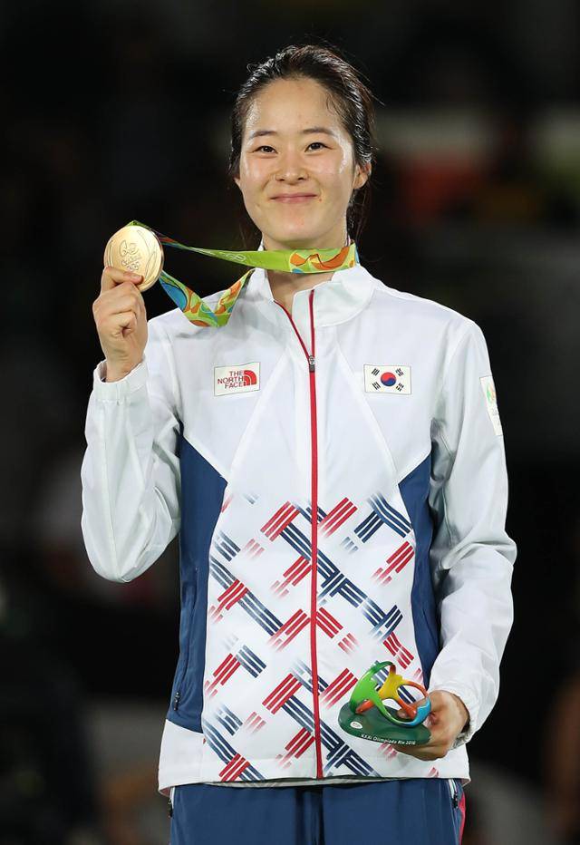오혜리가 2016년 8월 19일(현지시간) 브라질 리우데자네이루 바하 올림픽파크 카리오카 경기장3에서 열린 태권도 여자 67㎏급 시상식에서 금메달을 들어보이고 있다. 올림픽사진공동취재단