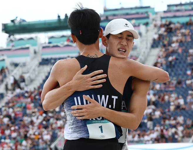 <yonhap photo-1399=""> 포옹하는 전웅태와 서창완 (베르사유[프랑스]=연합뉴스) 김인철 기자 = 9일(현지시간) 프랑스 베르사유 궁전에서 열린 2024 파리올림픽 근대5종 남자 준결승전에서 한국 전웅태와 서창완이 레이저 런 경기를 마치고 포옹하고 있다. 2024.8.10 yatoya@yna.co.kr/2024-08-10 03:53:23/ <저작권자 ⓒ 1980-2024 ㈜연합뉴스. 무단 전재 재배포 금지, AI 학습 및 활용 금지></yonhap>