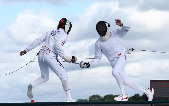 <yonhap photo-1423=""> 준결승 펜싱 경기 치르는 전웅태 (베르사유[프랑스]=연합뉴스) 김인철 기자 = 9일(현지시간) 프랑스 베르사유 궁전에서 열린 2024 파리올림픽 근대5종 남자 준결승전에서 한국 전웅태(왼쪽)가 펜싱 경기를 치르고 있다. 2024.8.10 yatoya@yna.co.kr/2024-08-10 03:54:09/ <저작권자 ⓒ 1980-2024 ㈜연합뉴스. 무단 전재 재배포 금지, AI 학습 및 활용 금지></yonhap>