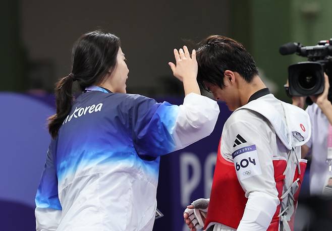 <yonhap photo-7758=""> 9일(현지시간) 프랑스 파리 그랑팔레에서 열린 2024 파리올림픽 태권도 남자 80kg급 16강전에 출전한 한국 서건우가 칠레 호아킨 추르칠에게 승리한 뒤 오혜리 코치와 기뻐하고 있다. 사진=연합뉴스</yonhap>