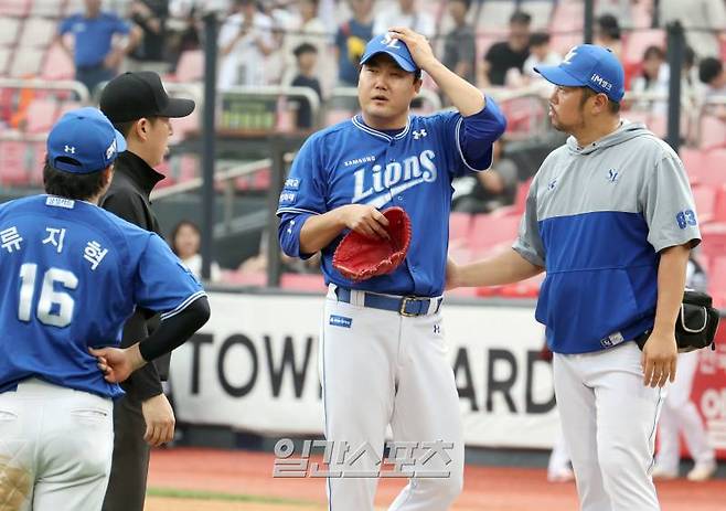 30일 오후 수원 KT위즈파크에서 열린 프로야구 삼성과 KT 더블헤더 1차전. 삼성 투수 김태훈이 9회말 2사 KT 오재일 타석때 갑작스런 부상으로 교체 되고있다. 수원=정시종 기자 capa@edaily.co.kr /2024.06.30.