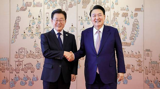 지난 4월 29일, 첫 영수회담 마친 윤석열 대통령(오른쪽)과 이재명 대표(왼쪽) [대통령실 제공]