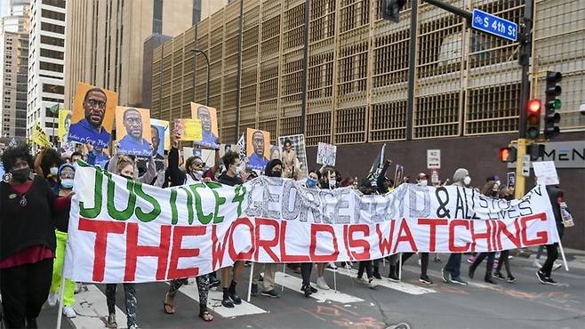 미 '플로이드 사건' 재판 첫날 재개된 인종차별 항의 시위 [연합뉴스 자료사진]