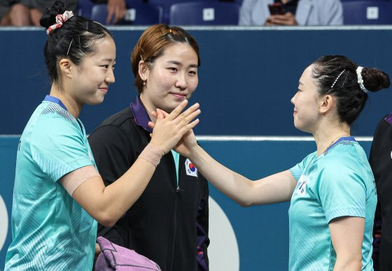 2024 파리올림픽 여자 탁구 단체전 동메달을 따낸 신유빈(왼쪽부터), 이은혜, 전지희. 뉴스1