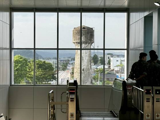 지하철 1호선 연천역 근처에는 옛 경원선 연천역이 있다. 1912년부터 영업한 옛 연천역에는 증기기관차에 물을 대던 급수탑과 급수정이 있다. 1호선 연천역에서 엘리베이터를 이용하는 5사단 장병들 너머 창문 밖에 급수탑이 보인다. 6.25 전쟁 당시 총탄이 곳곳에 남아 있다. 김홍준 기자