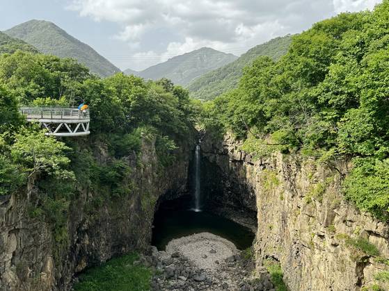 2023년 12월, 지하철 50주년을 앞두고 개통한 지하철 1호선 최북단 연천역을 이용해 연천 곳곳을 찾는 관광객이 급증하고 있다. 관광객들은 ″연천의 재발견″이라고 입을 모은다. 재인폭포에서 관광객이 뜨거운 햇볕을 우산으로 막으며 시원한 폭포를 감상하고 있다. 김홍준 기자