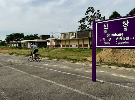 2021년 개봉한 '종차역'의 무대는 지하철 1호선 신창역이다. 14살 사진 동아리 친구들이 '세상의 끝을 찍어오라'는 선생님의 숙제를 안고 찾아간 곳이다. 충남 아산시 신창면 오목리의 옛 신창역에서 아이들도 시진을 찍었다. 장항선의 일부였던 이 곳의 철로는 자전거 도로로  바뀌었다. 김홍준 기자