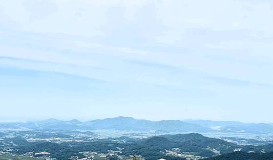 지하철 1호선 남쪽 끝 신창역 인근 도고산(482m)에 올라 바라본 영인산(364m). 영인산은 아산의 진산이다. 김홍준 기자