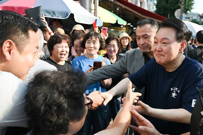 윤석열 대통령이 여름휴가 첫날인 5일 오후 경남 통영중앙시장을 찾아 시민들과 인사를 나누고 있다. / 사진=대통령실