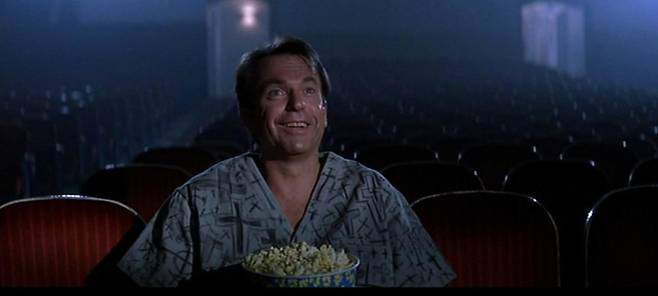 존 카펜터 감독의 영화 <매드니스>는 인간이 대적할 수 없는 미지의 공포를 다루는 ‘코즈믹 호러’ 작품이다. IMDB 갈무리