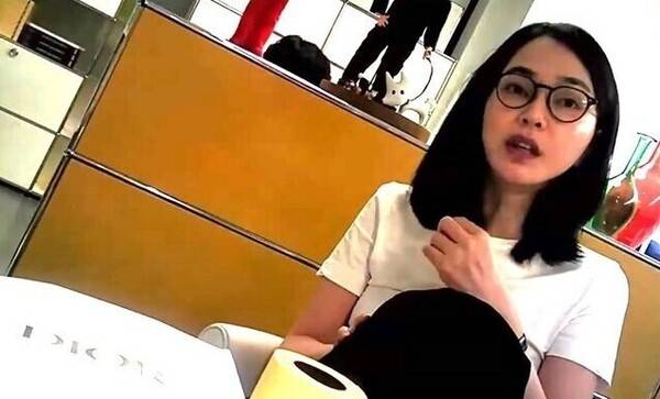 ▲대통령 부인 김건희 여사가 지난해 9월13일 최재영 목사한테서 선물받은 디올백이 든 쇼핑백을 앞에 두고 최 목사와 이야기하고 있다. '서울의 소리' 유튜브 갈무리