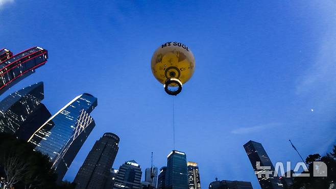[서울=뉴시스] 김근수 기자 = 서울달 개장식이 열린 10일 서울 영등포구 여의도 상공에 서울달이 높게 떠 있다. 2024.08.10. ks@newsis.comdefault
