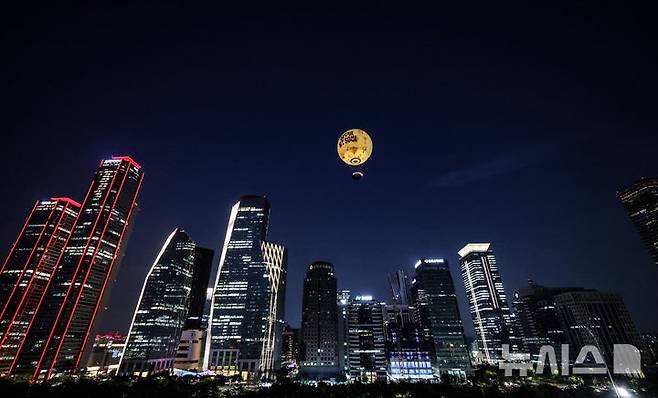 [서울=뉴시스] 김근수 기자 = 서울달 개장식이 열린 10일 서울 영등포구 여의도 상공에 서울달이 높게 떠 있다. 2024.08.10. ks@newsis.com
