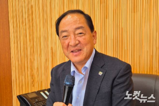 강원CBS 시사프로그램 <최진성의 위클리오늘>에 출연한 이병선 속초시장. 전영래 기자