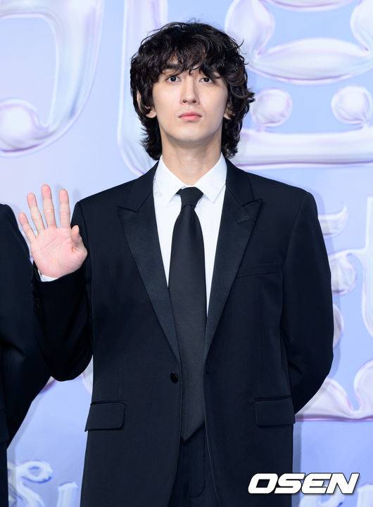 [OSEN=이대선 기자] 21일 오후 인천 영종도 인스파이어 아레나에서 ‘2024 SBS 가요대전 서머(2024 SBS 가요대전 Summer)’ 블루카펫 행사가 열렸다.‘2024 SBS 가요대전 Summer’는 잔나비를 비롯해 NCT 127, 온앤오프, Stray Kids, (여자)아이들, 투모로우바이투게더, 이영지, CRAVITY, WOOAH, STAYC, 엔하이픈, NMIXX, IVE, 르세라핌, 뉴진스, xikers, KISS OF LIFE, ZEROBASEONE, NCT WISH, 아일릿까지 총 20팀의 아티스트가 출연한다.그룹 잔나비 최정훈이 블루카펫을 밟고 있다. 2024.07.21 /sunday@osen.co.kr