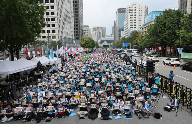 10일 서울 숭례문 인근 세종대로에서 전국비상시국회의, 자주통일평화연대, 한일역사정의평화행동, 민주노총 등 사회 각계 단체 관계자들이 8.15범국민대회를 하고 있다. 연합뉴스