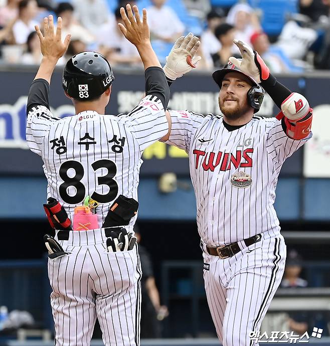 LG 내야수 오스틴(오른쪽)은 9일 잠실구장에서 열린 '2024 신한 SOL Bank KBO 리그' NC와 주말 3연전 첫 번째 경기에서 3번 지명타자로 선발 출전했다. 1회말에만 홈런 두 개를 쳐 KBO 리그 43년 역사상 최초로 동일 투수 한 이닝 2홈런을 쳐냈다. 엑스포츠뉴스 DB