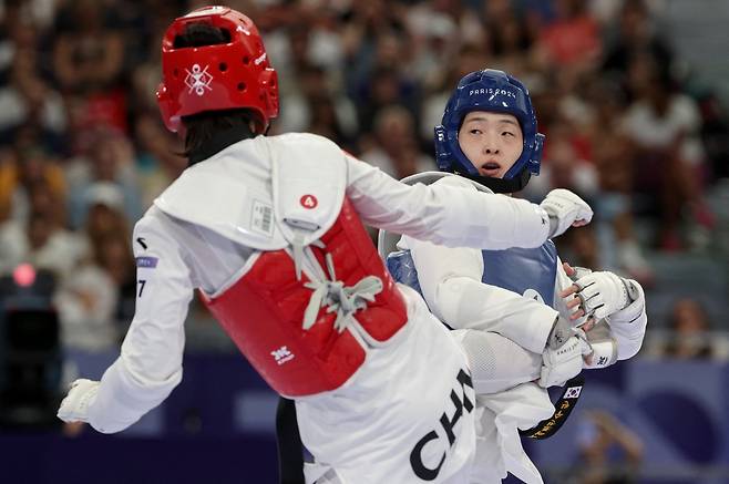 한국 여자 태권도 간판 이다빈이 10일 프랑스 파리 그랑팔레에서 열린 파리 올림픽 태권도 여자 67㎏ 초과급 8강에서 중국의 저우쩌치를 라운드 점수 2-1로 제압했다. 이다빈은 3년 전 도쿄 올림픽에서 이 체급 은메달을 땄다. 그는 아시안게임, 아시아선수권, 세계선수권에서 금메달을 거머쥐었다. 이제 올림픽 금메달만 추가하면 그랜드슬램을 이루게 되는데 중요한 고비인 저우쩌치와의 승부를 넘었다. 이다빈은 결승 티켓을 놓고 우즈베키스탄의 스베틀라나 오시포바와 격돌한다. 연합뉴스