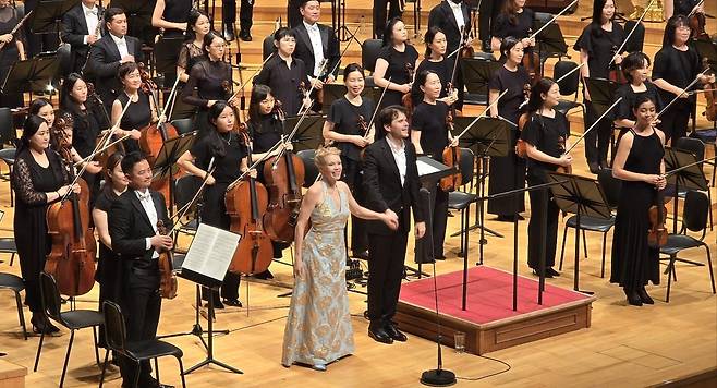 인사하는 카터와 윤투넨 (서울=연합뉴스) 스위스 베른심포니오케스트라 수석 지휘자인 니컬러스 카터와 핀란드 출신 소프라노 헬레나 윤투넨이 9일 서울 송파고 롯데콘서트홀에서 서울시향과의 협연을 마친 뒤 관객에게 인사하고 있다. 2024.08.09 hyun@yna.co.kr