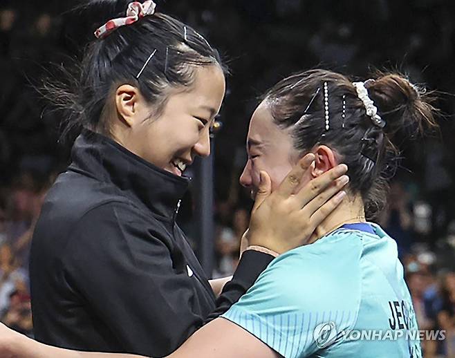 동메달 자축하는 신유빈과 전지혜 (파리=연합뉴스) 임화영 기자 = 10일(현지시간) 프랑스 파리 사우스 파리 아레나에서 열린 2024 파리올림픽 여자 단체전 동메달 결정전에서 독일과 3번째 게임에서 승리한 전지혜(오른쪽)와 신유빈이 서로 포옹하며 기뻐하고 있다. 2024.8.10 hwayoung7@yna.co.kr
