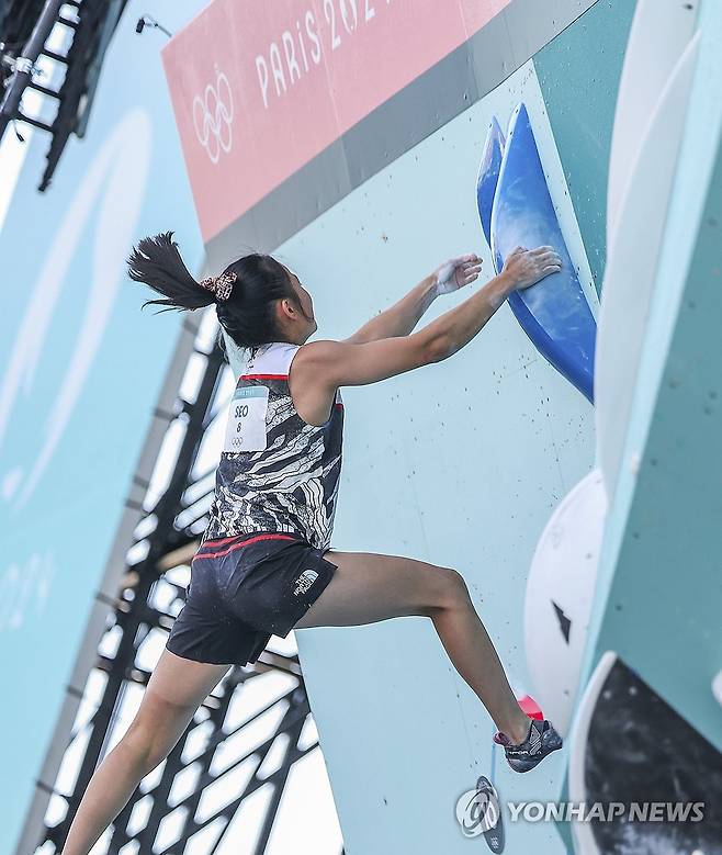 높은 곳을 향하여, 서채현 콤바인 결선 출전 (파리=연합뉴스) 김도훈 기자 = 10일(현지시간) 프랑스 르브루제 클라이밍 경기장에서 열린 2024 파리올림픽 스포츠클라이밍 여자 콤바인(볼더+리드) 결선에 출전한 한국 서채현이 볼더 1코스를 공략하고 있다.
2024.8.10 superdoo82@yna.co.kr