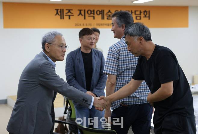 지난 8일 제주도를 방문한 유인촌 문화체육관광부 장관이 국립제주박물관에서 열린 제주 지역예술인 간담회에 참석했다. (사진=문화체육관광부)