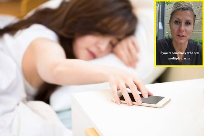 아침에 알람을 분 단위로 설정하면 오히려 건강을 해칠 수 있다. 간호사 조던 브루스(오른쪽 위)가 올린 알람 습관에 대한 영상은 조회수 1천만 이상을 기록하는 등 주목받았다. [사진=게티이미지뱅크/Tiktok 'jordan.bruss']