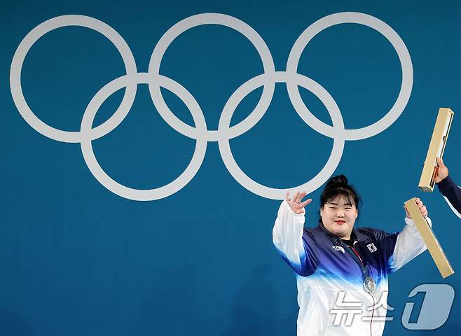 은메달을 수확한 대한민국 역도 국가대표팀 박혜정 선수가 11일(한국시간) 프랑스 파리 사우스 파리 아레나6에서 진행된 2024 파리올림픽 역도 여자 81kg급 시상식에서 손인사를 하고 있다. 2024.8.11/뉴스1 ⓒ News1 이동해 기자