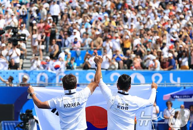 대한민국 남자 양궁 대표팀 김우진 선수가 4일 오후(한국시간) 프랑스 파리 앵발리드에서 2024 파리올림픽 남자 양궁 개인전 금메달 결정전 미국의 브래디 엘리슨 선수와의 경기에서 슛오프 접전 끝에 금메달을 획득한 후 기뻐하고 있다. 2024.8.4/뉴스1 ⓒ News1 박정호 기자