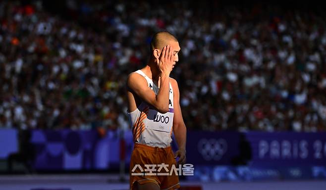 대한민국 육상 높이뛰기 대표 우상혁이 11일(한국 시간) 프랑스 파리 스타드 드 프랑스에서 열린 2024 파리올림픽 육상 남자 높이뛰기 결선에서 2m31을 1차 시기에 실패한 뒤 다음 시기 준비를 하고 있다. 우상혁은 끝내 2m31을 넘지 못하며 최종 7위로 올림픽 메달 도전을 마쳤다. 2024.8. 11. 파리 | 박진업 기자 upandup@sportsseoul.com