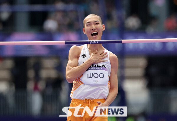 우상혁이 7일(현지시각) 프랑스 파리 스타드 드 프랑스에서 열린 2024 파리 올림픽 육상 남자 높이뛰기 예선에서 2m27을 2차 시기에 성공하고 있다. 사진┃파리=뉴시스