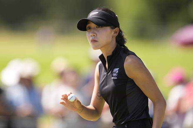 Lydia Ko, of New Zealand, acknowledges the crowd after putting on the 5th green during the final round of the women's golf event at the 2024 Summer Olympics, Saturday, Aug. 10, 2024, at Le Golf National, in Saint-Quentin-en-Yvelines, France. (AP Photo/George Walker IV)







<저작권자(c) 연합뉴스, 무단 전재-재배포, AI 학습 및 활용 금지>