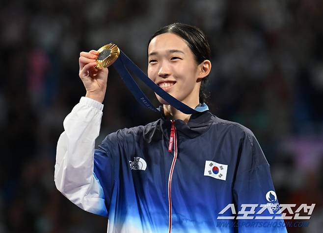 대한민국 김유진이 9일(한국시각) 프랑스 파리 그랑팔레에서 열린 파리올림픽 태권도 57kg급 결승전에서 키야니찬데(이란)와 맞붙어 2대0으로 승리하며 금메달을 땄다. 김유진이 금메달을 들어보이고 있다. 파리(프랑스)=정재근 기자 cjg@sportschosun.com/2024.8.9/